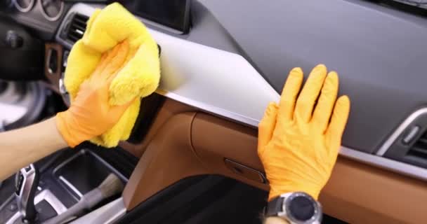 Técnico Luvas Limpa Painel Carro Com Microfibra Conceito Serviços Lavagem — Vídeo de Stock