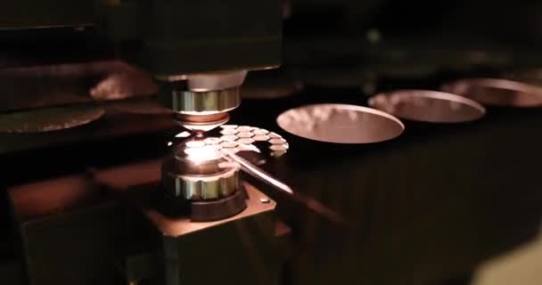 板金の高精度Cncレーザー溶接 高速切断とレーザー溶接機の概念 — ストック動画