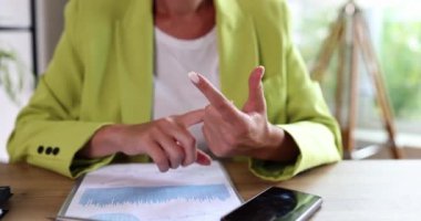 A woman sitting in the office at the table counts on his fingers, a close-up. Advantages and disadvantages, choice