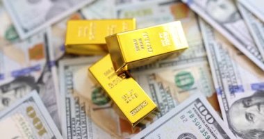 Yakın çekim altın külçeleri dolar üzerinden, yavaş çekimde. Değerli metalleri alıp satmak, başarı yatırımı