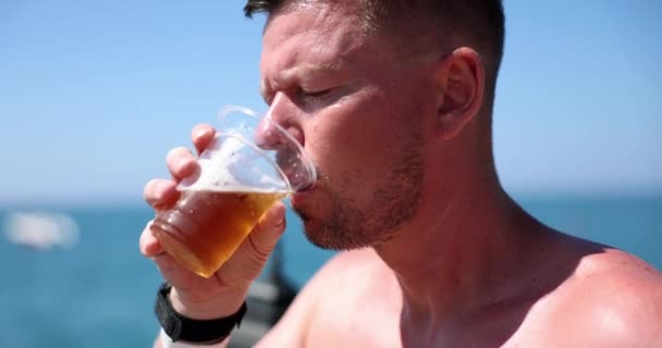 Homem Sem Barba Praia Bebe Cerveja Copo Close Conceito Sede — Vídeo de Stock