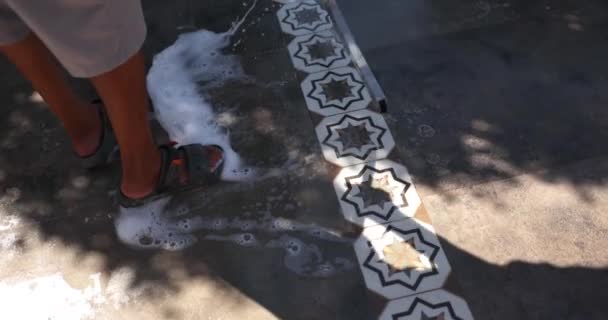 Hombre Lava Baldosas Mármol Calle Primer Plano Detergentes Equipos Limpieza — Vídeo de stock