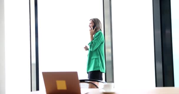 Młoda Bizneswoman Przy Panoramicznym Oknie Rozmawia Przez Telefon Miejsce Pracy — Wideo stockowe