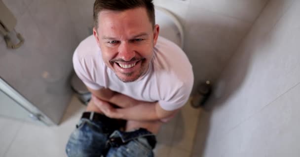 Leende Man Sitter Toaletten Slowmotion Avföringsproblem Manlig Hälsa Ytligt Fokus — Stockvideo