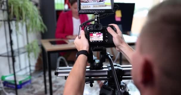 Homem Operador Leva Uma Mulher Escritório Com Uma Câmera Digital — Vídeo de Stock