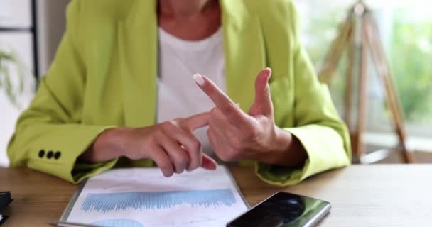 Woman Sitting Office Table Counts His Fingers Close Advantages Disadvantages — Stockvideo