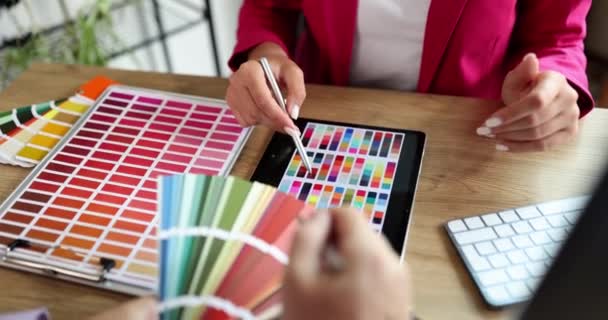 Женщина Офисе Показывает Цветовую Гамму Крупный План Замедление Студия Дизайна — стоковое видео