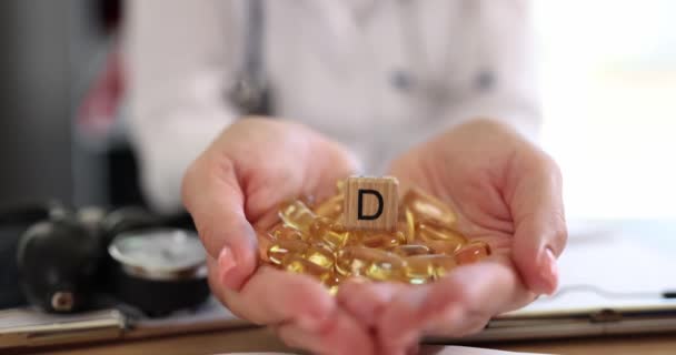 Κίτρινα Καψάκια Βιταμίνης Στα Χέρια Γιατρού Κοντινό Πλάνο Υγιεινή Διατροφή — Αρχείο Βίντεο