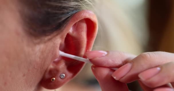 Kobieta Czyści Ucho Wacikiem Zbliżenia Ucha Spowolnienia Procedury Higieniczne Płytkie — Wideo stockowe