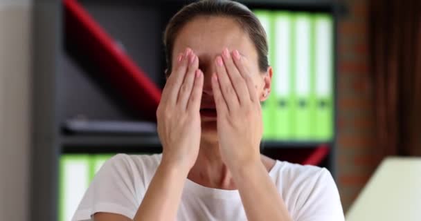 Eine Verängstigte Junge Frau Blickt Durch Ihre Finger Nahaufnahme Zeitlupe — Stockvideo