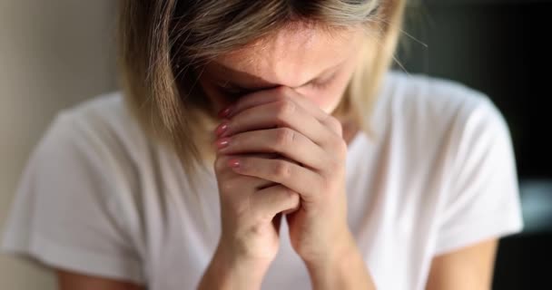 Μια Γυναίκα Προσεύχεται Χαμηλώνοντας Πρόσωπό Της Μια Κοντινή Αργή Κίνηση — Αρχείο Βίντεο