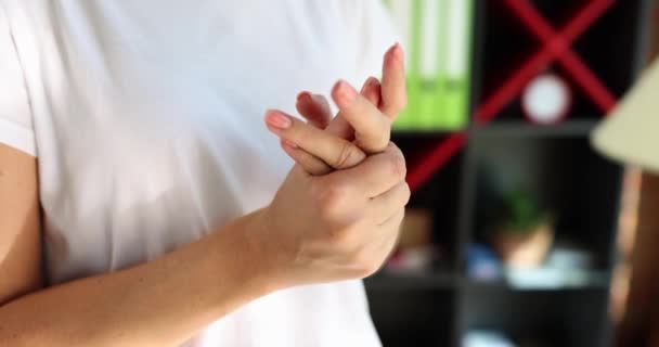 Жіночі Руки Нервують Один Одного Крупним Планом Сповільненням Занепокоєні Жести — стокове відео