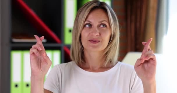 Lycklig Ung Kvinna Korsar Sina Fingrar Närbild Slowmotion Begreppet Hopp — Stockvideo