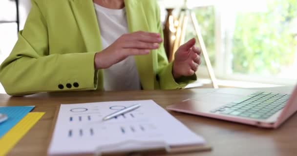 Une Femme Bureau Assise Table Applaudit Ordinateur Portable Gros Plan — Video