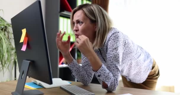 Μια Νεαρή Γυναίκα Στο Γραφείο Μια Οθόνη Υπολογιστή Αρπάζει Κεφάλι — Αρχείο Βίντεο