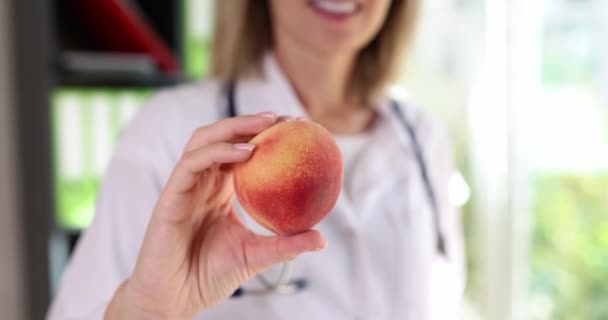 Happy Doctor Holds Peach Fruit Close Slowmotion Visit Nutritionist Diet — Vídeo de stock