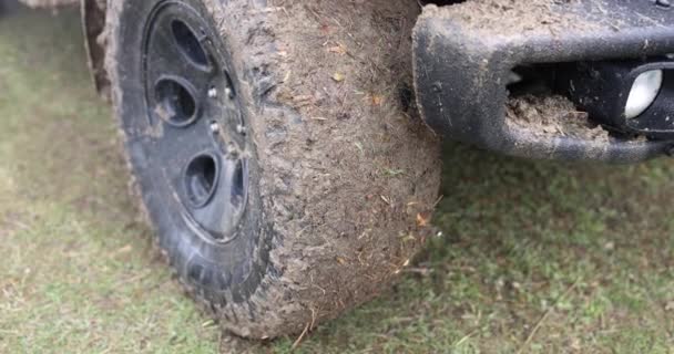 Close Car Dirty Wheel Grass Slowmotion Road Asphalt Front Suv — Vídeo de Stock