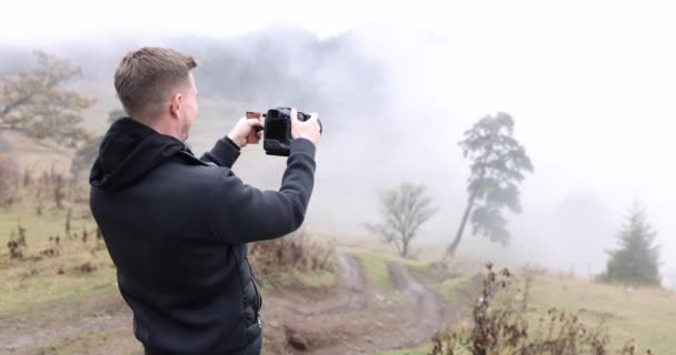 Man Mountain Shoots Forest Fog Camera Close Rural Road Autumn — Stockvideo