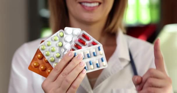 Der Arzt Der Klinik Zeigt Blasen Mit Pillen Und Kapseln — Stockvideo