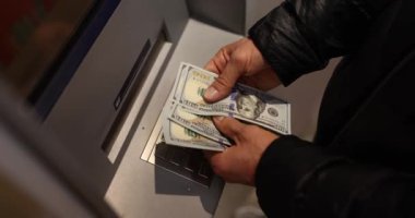 Erkek eller ATM 'de dolar sayıyor, yakın plan, yavaş çekim. Hesabınızdan para çekmek