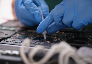Termal yapıştırıcılı Cpu mikroçip işlemcisi. Termal yapıştırıcı kavramını kullanarak işlemciyi onarmak için ana kart aygıtı veya elektrikli işlemci