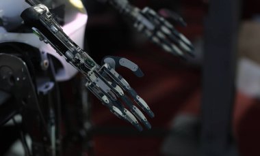 Koyu metal robot kolu. Teknoloji ve yapay zekanın yaratılması.