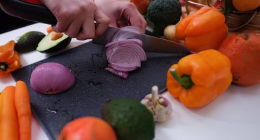 Sebze doğrama kırmızı soğan ve sağlıklı yiyecek. Beslenme konseptinde sebzelerin faydaları