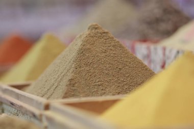 Baharatlar piramidin yakın plan şeklini alıyor. Baharat ve baharat satışı konsepti