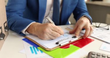 İş adamı iş yerinde özgeçmiş formu doldurur. CV tasarım kuralları kavramı