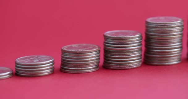 成堆的硬币在红色背景上带着储蓄罐上升 增加对固定资产概念的投资 — 图库视频影像