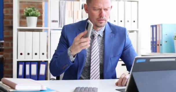 Empresário Local Trabalho Começa Falar Telefone Fica Muito Chateado Obtendo — Vídeo de Stock