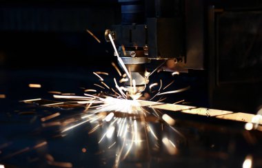 Metal işleme metalürji tesisi için lazer kesim makinesi başkanı arka plan kıvılcım. Otomotiv üretim konsepti için bitmiş parçaların imalatı