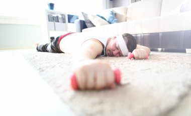 Yorgun Adam Elinde Halterlerle Yerde Yatıyor. Kilo Kaybı için Fitness Eğitim sonra Dairede Yorgun Sporcu Uyku. Kilolu Adam Spor Ekipmanları Tutuyor. Spor Giyim genç sakal adam