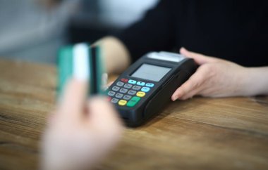 Ödeme Terminali üzerinden Hizmet için Dijital Ödeme. Makinede Kredi Kartı Ile El. Elektronik Para İşlem Ii. Finansal Operasyon Yakın Çekim Fotoğrafçılığı için Teknoloji Cihazıkullanma