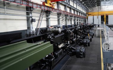 Standart olmayan kargo olağandışı arka plan taşımak için tesisin montaj hattında ağır tekerlekli traktör