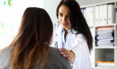 Olgun kadın kafkas Gp portre neşelendirme ziyaretçi omuz dokunmadan