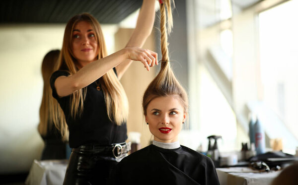 Friseurinnen Schneiden Weibliche Haare Fotografie Friseur Mit Schere Für Haarschnitt — Stockfoto