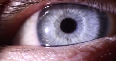 Steril ortamda mükemmel makro mavi göz ve mükemmel görüş. Hedefe doğru ve düz bak.