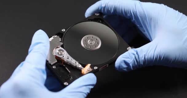 Eldiven Ustası Bilgisayarın Sabit Diskini Tutuyor Sabit Disk Kurtarma Kavramı — Stok video