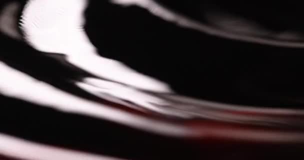 Liquido Oleoso Scuro Con Tinta Rossa Onde Fuoriuscita Petrolio Concetto — Video Stock