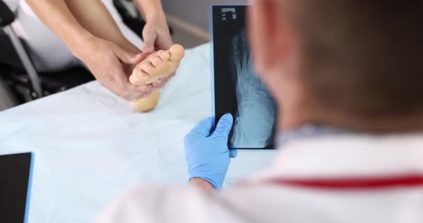 Chirurg Onderzoekt Röntgenfoto Van Mortel Van Patiënt Met Pijnsyndroom Voetkneuzing — Stockvideo
