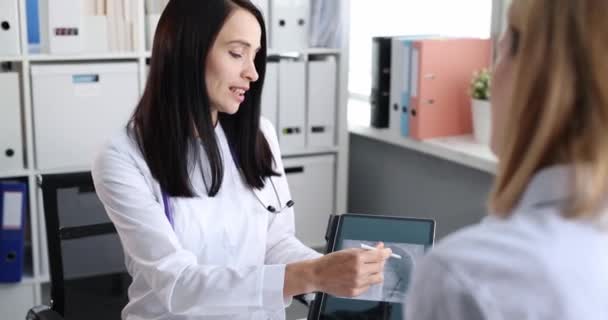 Doktor Hastaya Tablet Üzerinde Bir Akciğer Röntgeni Gösteriyor Akciğer Iltihabı — Stok video