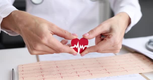 Doktor Kardiyolog Kalp Ikonunu Elinde Tutuyor Kardiyoloji Servisi Sağlıklı Kalp — Stok video