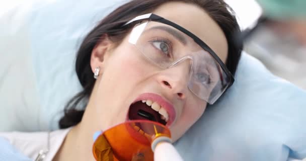 定期的な検査や充填のための患者の訪問歯科医 歯科充填コンセプトのインストール — ストック動画
