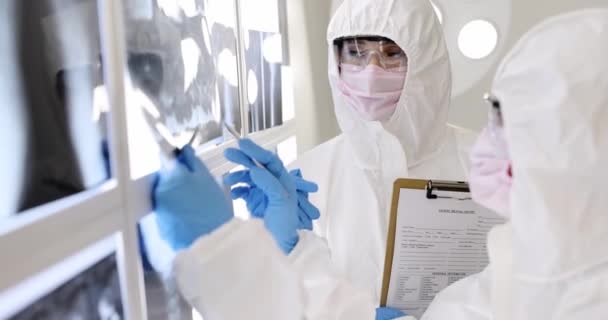 보호용 양복을 마스크를 고글을 환자들의 엑스레이를 코로나 바이러스 — 비디오