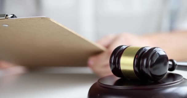 Női Kéz Aláírást Helyez Fából Készült Kalapács Bíró Hátterére Szerződéskötés — Stock videók
