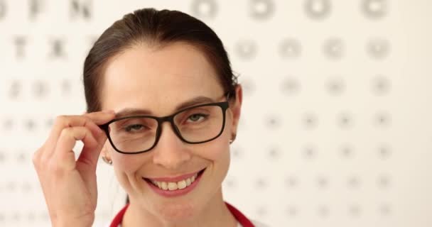 Unga Leende Kvinna Tar Sig Glasögon Vision Restaurering Efter Laserkirurgi — Stockvideo