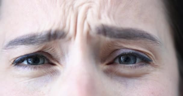 Mujer Frunce Ceño Con Fuerza Experimenta Emociones Miedo Incomodidad Estrés — Vídeos de Stock