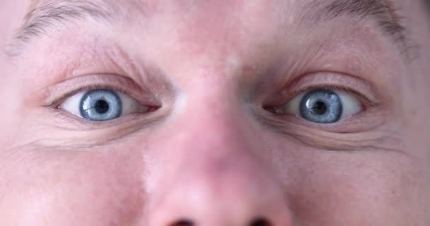 青い色の男性の目は片目をウィンクします ユニークな商業広告の提案コンセプト — ストック動画