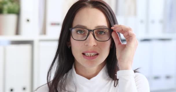 Kadını Portresi Gözlüğünü Çıkarır Çok Şaşırır Şaşırtma Şok Konsepti — Stok video